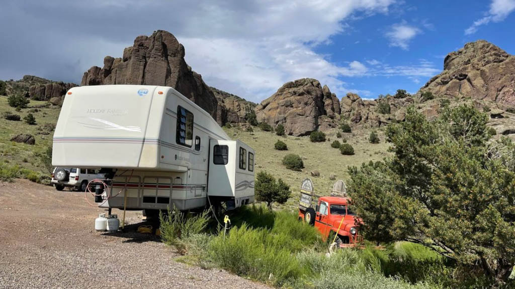 Get ready for an exciting adventure! Picture yourself parked in our RV right in front of an awe-inspiring mountain range.